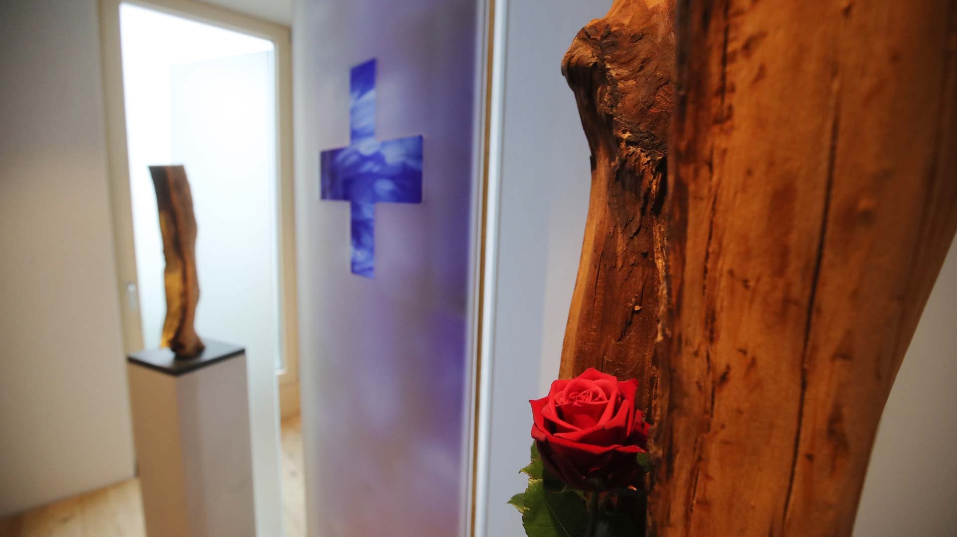 Skulpturen im Raum des Lebens - Rose, Licht der Hoffnung und Wunsch-Kreuz -  perspektivisch fotografiert